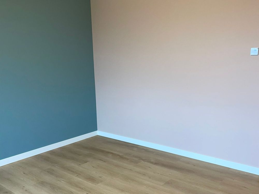 Kamer met verse verf op de wanden in een groene en een warme tint