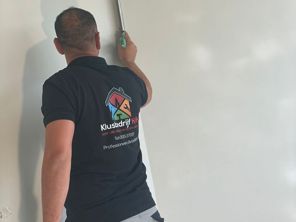 Medewerker van Klusbedrijf H&H werkt een wand glad af