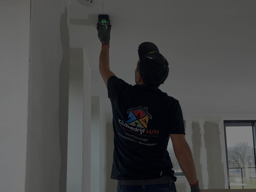 Medewerker van Klusbedrijf H&H aan het werk in een woning